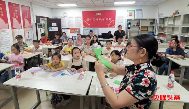 非遗传承巾帼志愿服务队走进贵阳市花果园街道遵义中路社区