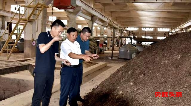 贵州汉台酒业集团董事长王正贤与助理叶贵山打造“汉酒、重酒”系列新产品