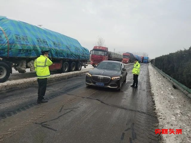 冰雪下的“交通执法蓝”！市交通运输综合执法支队高速路上铲冰除雪