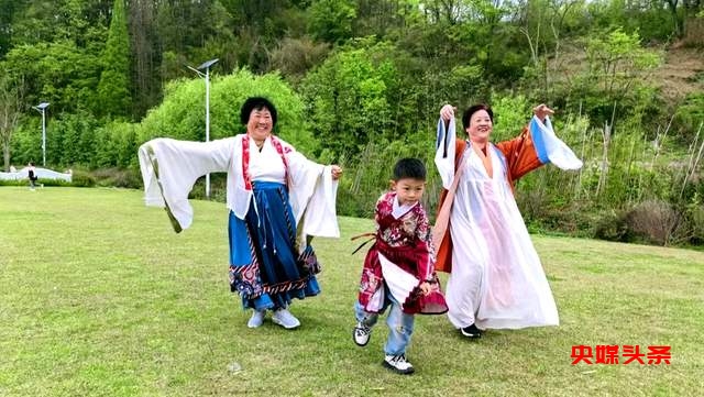 《茫父书画院青岩分院非遗茫父颖拓传承基地》授牌仪式盛大举行