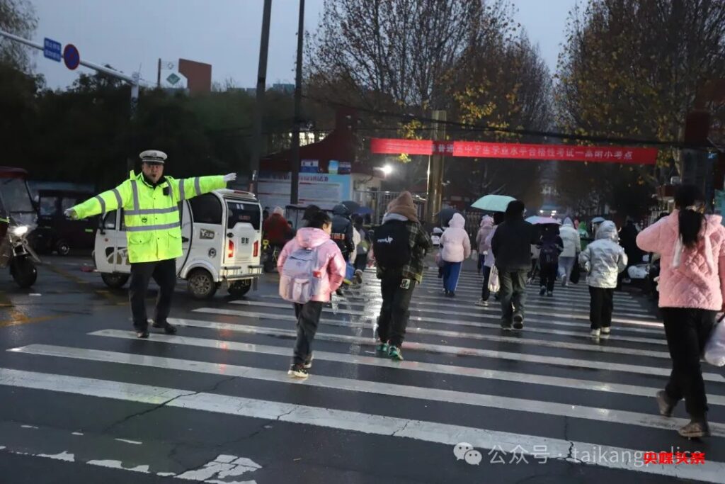 太康公安-频繁进校园 密集讲安全