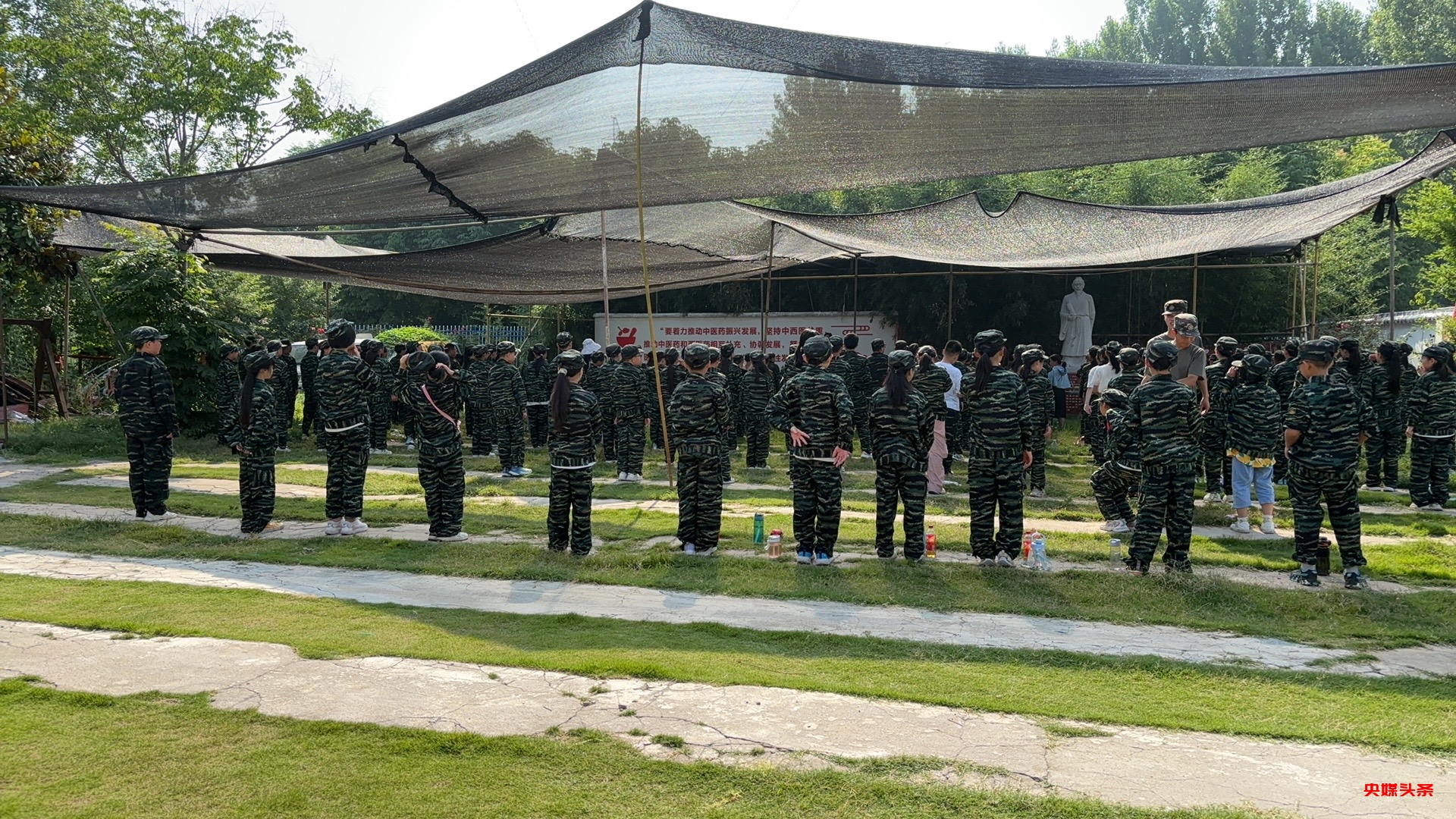 内乡六小学生在中医药博物馆学习八段锦