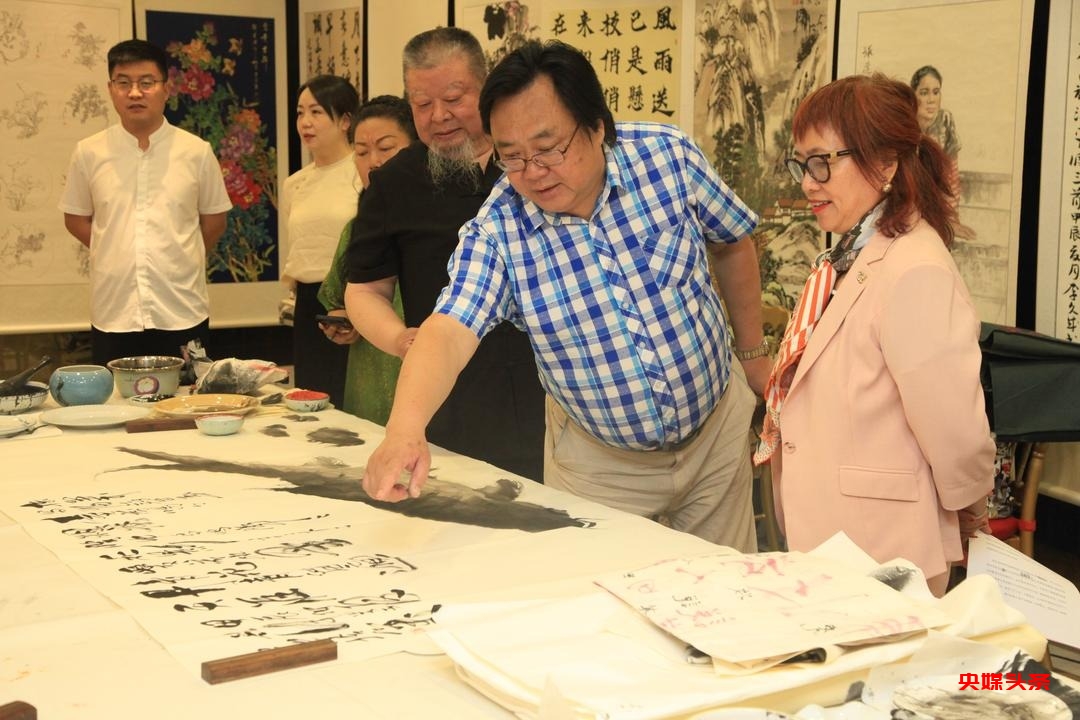 北美国际艺术家联合总会在郑州举行“和平和谐迈向未来”书画展暨书画联谊活动