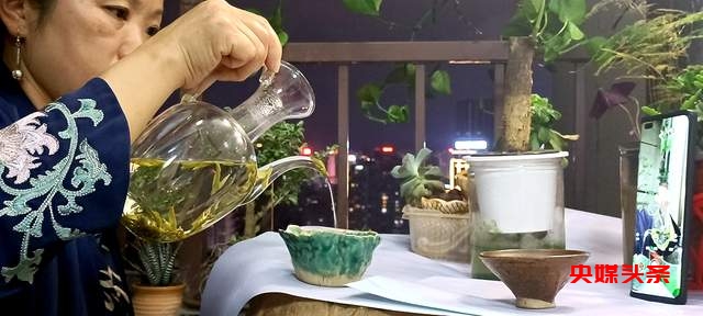 夜深人静，我独自品味着这杯茶