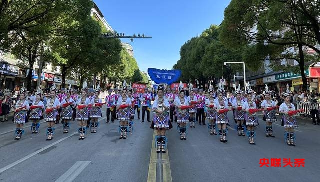 丹寨非遗盛装巡游展演，少数民族服饰的独特魅力展现得淋漓尽致