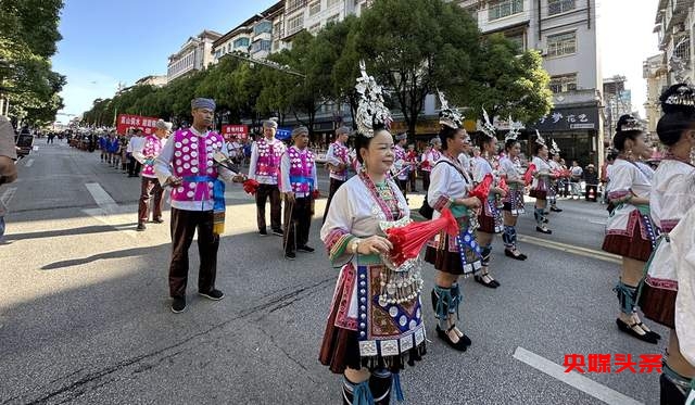 丹寨非遗盛装巡游展演，少数民族服饰的独特魅力展现得淋漓尽致