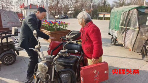 河南新乡县东大阳堤村：春节送温暖 福利惠村民